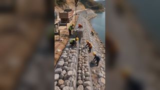 Niente più rivestimenti rigidi in cemento. Le gabbie in gabbioni lasciano circolare l'acqua e il suolo, ripristinando l'ecologia naturale.