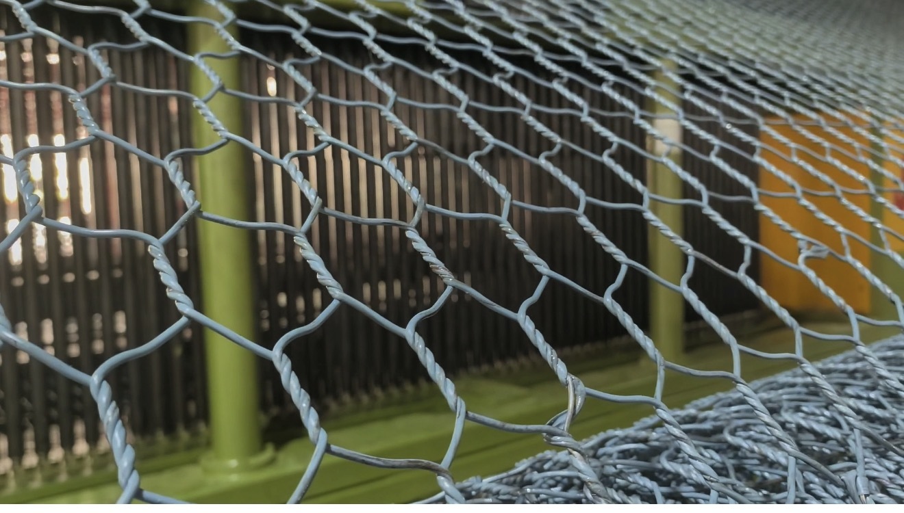 Ultimi blog aziendali su Una macchina per reti Gabion CNC può passare da 3 torsioni a 5 torsioni?