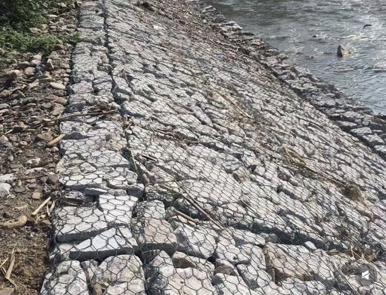 Ultimi blog aziendali su CNC Gabion Mesh Machine Technology Breakthrough: 5300mm Ultra-Wide Equipment Resolves Large-Scale Hydraulic Riverbank Stabilization Challenges